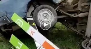 В Махачкале машина влетела в рекламный щит, который разорвал ее пополам