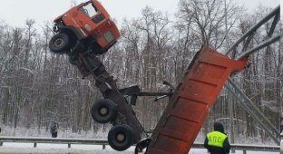 В Самаре водитель грузовика забыл опустить кузов и застрял на дорожной опоре (4 фото + видео)