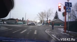 Автомобиль сбил пару влюбленных на тротуаре в Кемерове