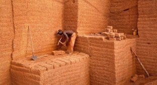 Как добывают кирпичи в Буркина-Фасо (13 фото)