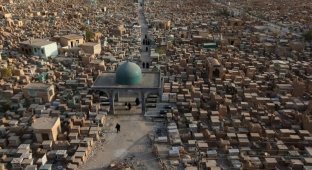 «Долина мира» — крупнейшее кладбище в мире (21 фото)