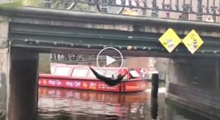 Экоактивисты решили перекрыть движение судов в голландском канале с помощью гамаков