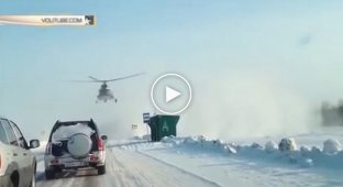 В Алтайском крае вертолет приземлился на федеральную трассу
