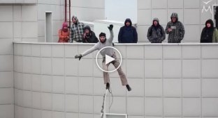 В Барнауле экстремал прошел по стропе между двумя 16-этажками 