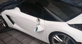 Сотрудник отеля "припарковал" Lamborghini клиента (5 фото + видео)