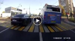 Мотоциклист чуть не угодил головой под автобус
