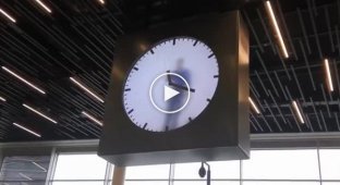 Необычные часы в Амстердаме с интересным циферблатом