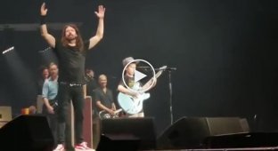 10-летний мальчик сыграл хит Metallica на концерте Foo Fighters