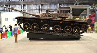 Удивительный танк из стрелянных гильз (11 фото)