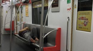 Учимся правильно расслабляться в вагоне метро (2 фото)