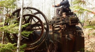 Старинная паровая машина в лесу под Красноярском (6 фото)