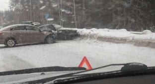 Водитель Audi вылетел на встречную полосу в Томске (2 фото + 2 видео)