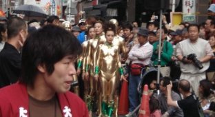 Какое-то странное полуголое уличное шоу в Японии (21 фото)