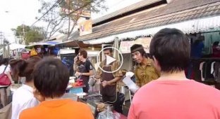 Мастер приготовления холодного чая в Таиланде