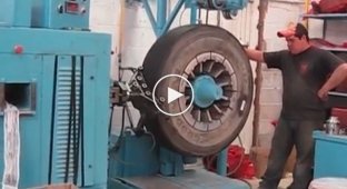 Странный метод наварки шин для грузовых машин в Мексике