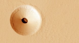 На Марсе обнаружена загадочная пещера (2 фото)