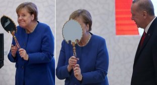 "Я ль на свете всех милее, Всех румяней и белее?": Меркель подарили зеркальце (5 фото + 1 видео)