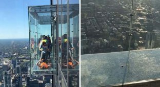 На высоте 103-го этажа: стеклянный пол аттракциона лопнул под ногами у туристов (7 фото + 1 видео)