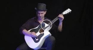 Игра мужчины на необычной гитаре