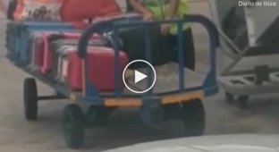 Грузчик ворует вещи пассажиров в аэропорту на Ибице