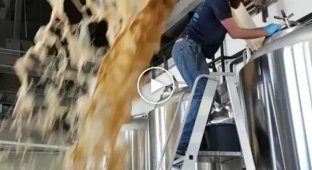 Стажеры на пивоварне запустили пивной фонтан
