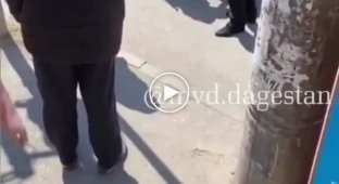 Житель Дагестана показал любовь полицейскому — перестарался