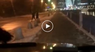 Девушка за рулем Mercedes Gelandewagen проехала по тротуару набережной Тараса Шевченко