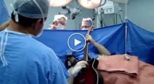 Во время операции по удалению опухоли мозга пациент играл на гитаре и пел для своих врачей