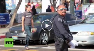 Веселый мексиканский полицейский регулирует перекресток движениями Майкла Джексона
