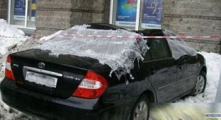 В центре города коммунальщики забросали машины льдом. (9 фото)