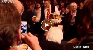 Ангелу Меркель облили пивом