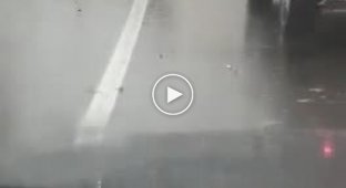Затопленные улицы Сочи автомобилистам не помеха (много мата)