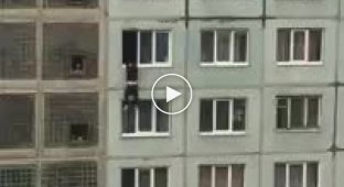 Житель Кемерова выпал из окна, пытаясь напугать соседей