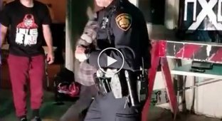 В США полицейский станцевал сальсу с нарушителями порядка