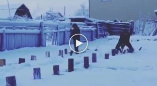 Мама, давай! Семейное соревнование по колке дров в Якутии