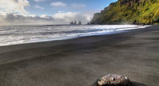 Чудо естественного происхождения: сказочно красивый Черный пляж (7 фото)