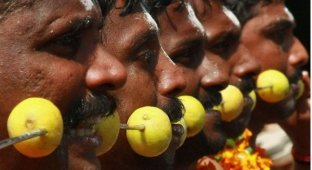 Индуистские верующие в Азии празднуют фестиваль Тайпусам (18 фото)