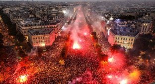 Массовые беспорядки и погромы во Франции после победы в ЧМ (25 фото + 3 видео)