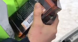 Могу себе позволить: сибирский полицейский заливает виски вместо омывайки (2 фото)