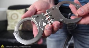 Как освободиться от наручников с помощью скрепки