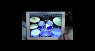 Виртуозный барабанщик играет на iPad