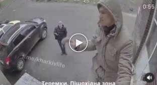 В Киеве у подъезда установили камеру, которая сиреной спугивает желающих справить нужду