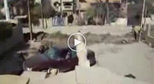 Американцы развлекаются в Ираке, танком через машинку