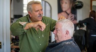 Британец 42 года стригся у одного и того же парикмахера (2 фото)