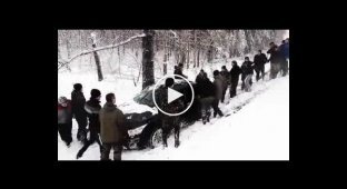 Взаимопомощь в тяжелых дорожных условиях русской зимы