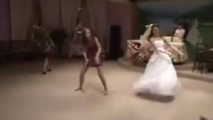 Зажигательный танец пьяной невесты