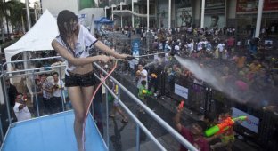 Тайцы встречают Новый год брызгами воды (27 фото)
