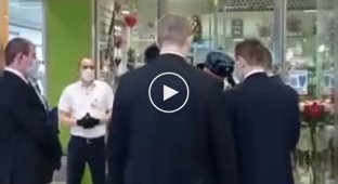 Полиция и охрана скрутили москвича без маски