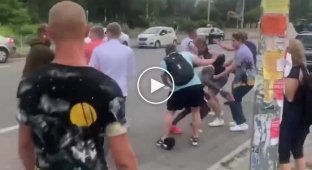 В Киеве группа парней избила темнокожего за то, что тот якобы приставал к девушке