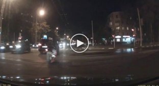 Мотоциклист сбивает пешехода